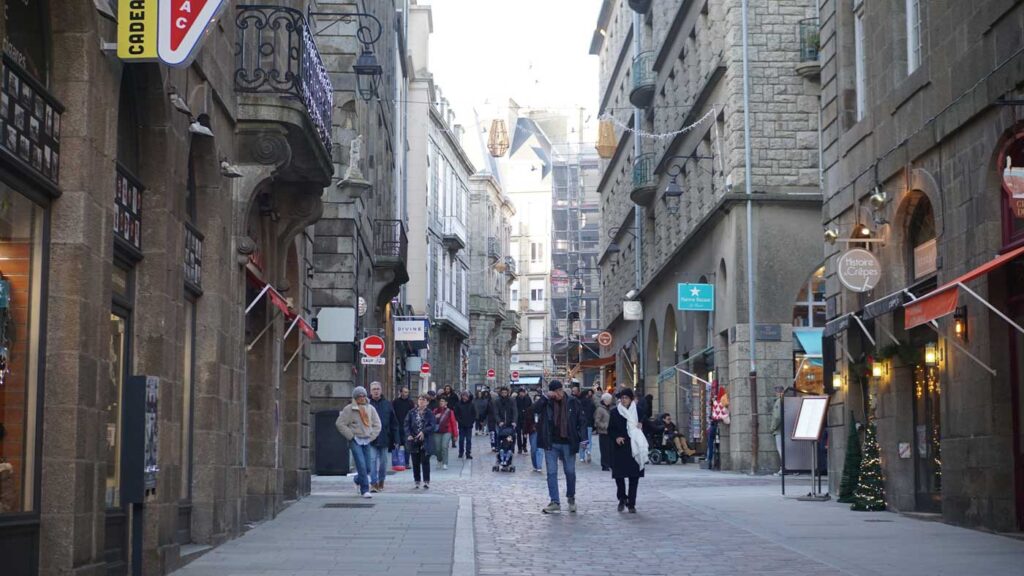 Photo faites dans Intra-Muros, rue de Dinan à Saint-Malo, rue commerçante arpentée par des touristes