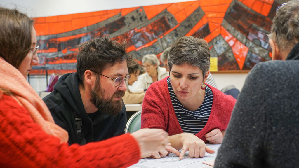 Photo de Céline Yadav et Aurélien Schall en plein travail sur les mesures du programme de Voies Communes lors d'un atelier programmatique