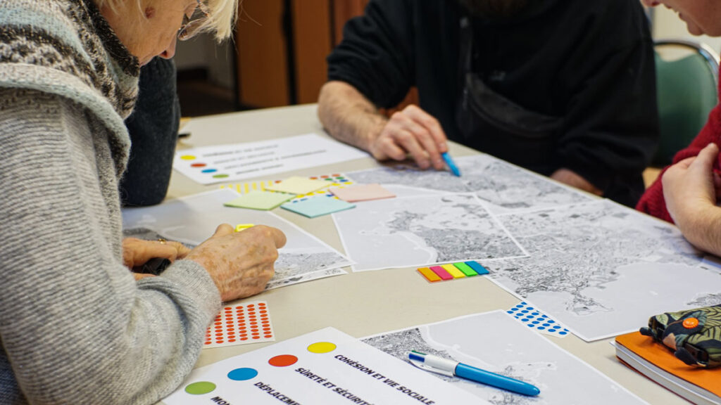 Photo des signataires de la Charte de Voies Communes travaillant sur les mesures du programme lors d'un atelier programmatique de Voies Communes